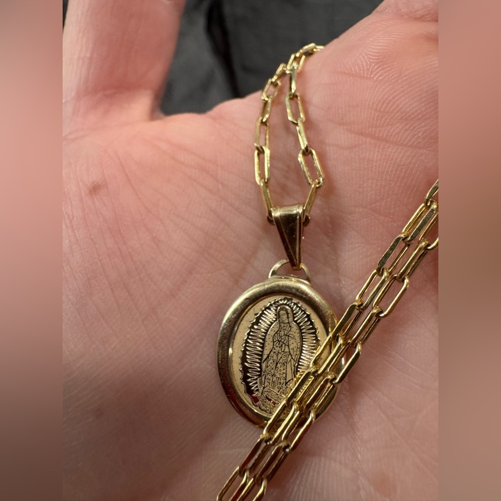 10K pure paperclip necklace with Virgin Mary pendant đ€ - Picture 10 of 13